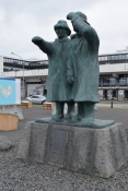 DSC_0198_reykjavik-porto-statua ai marinai