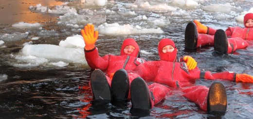 Sampo, bagno nel ghiaccio del mar Baltico