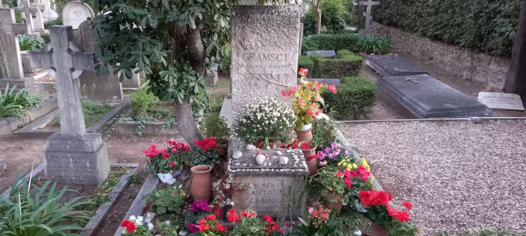 roma insolita cimitero acattolico tomba gramsci