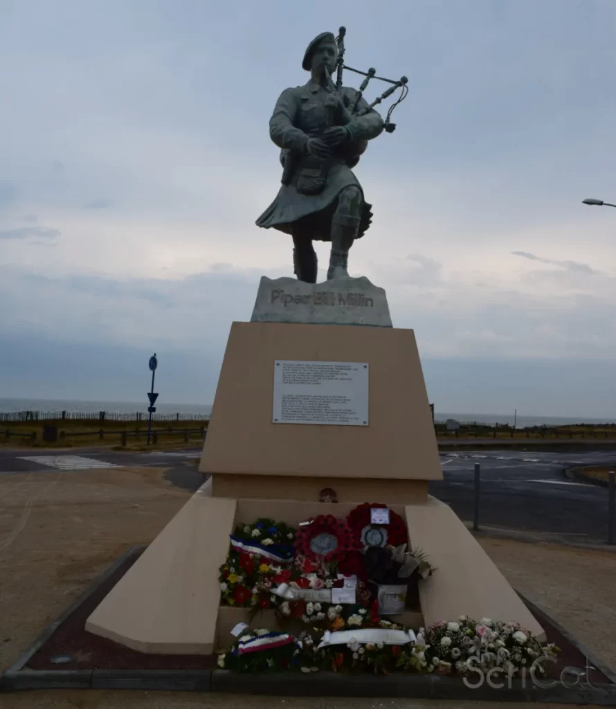 Sword beach monumento al Piper Bill Millin e la sua cornamusa
