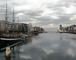 A sinistra il veliero e sullo sfondo il Samuel Beckett Bridge di Calatrava A sinistra il veliero e sullo sfondo il Samuel Beckett Bridge di Calatrava