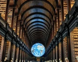 La Long Room (Sala Lunga) nella Old Library del Trinity College La Long room (Sala Lunga) nella Old Library del Trinity College