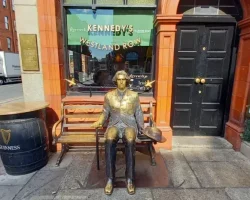 Oscar Wilde davanti al pub dove pare abbia lavorato da ragazzo Oscar Wilde davanti al pub dove pare abbia lavorato da ragazzo